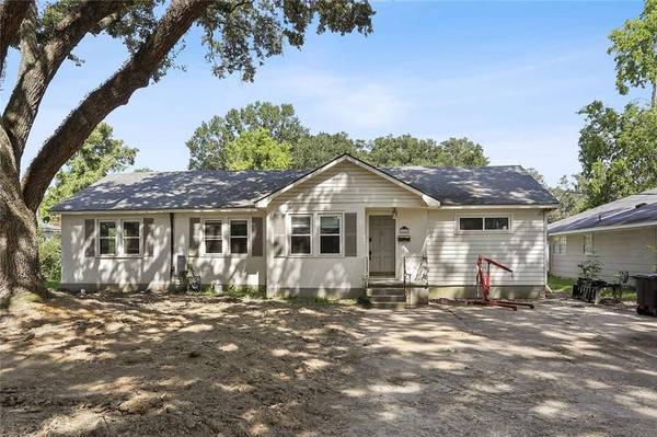 2434 HONEYSUCKLE AVE, Baton Rouge, LA 70808