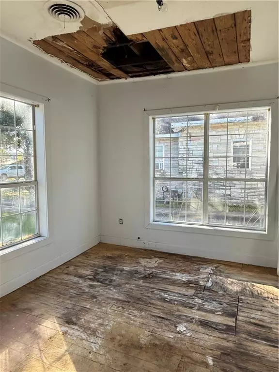 Oakdale, LA 71463,121 S 11TH ST