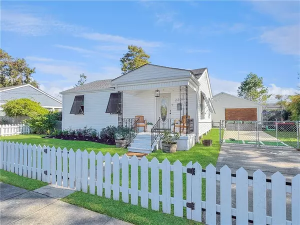 2201 LLOYDS AVE, Chalmette, LA 70043