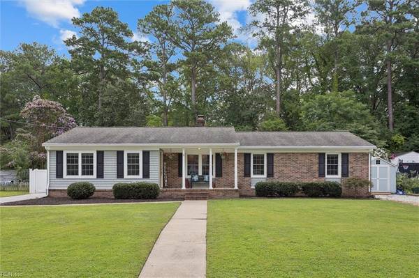 8 Hansom DR, Poquoson, VA 23662