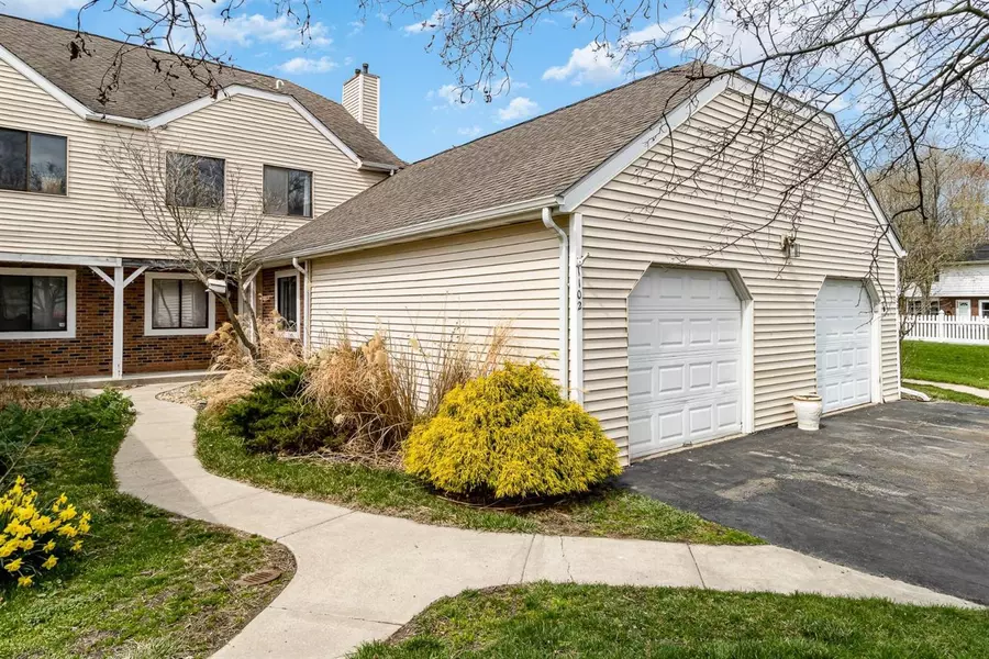 1102 Saratoga LN, Chesterton, IN 46304