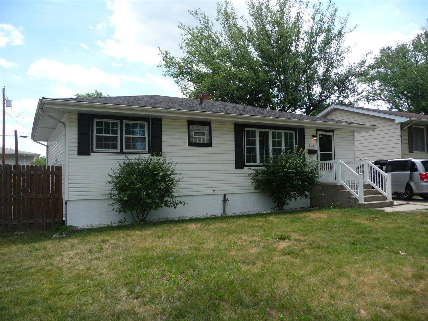 215 E Manor DR, Griffith, IN 46319