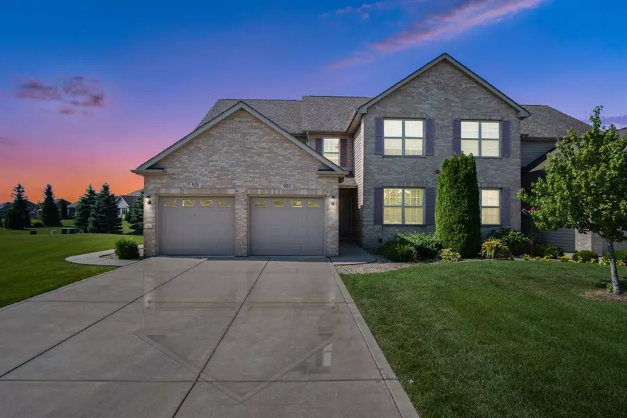 923 Veterans LN, Crown Point, IN 46307