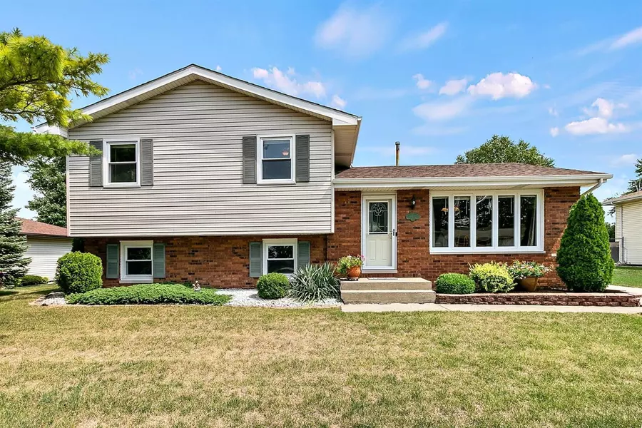 2435 Victoria RD, Schererville, IN 46375