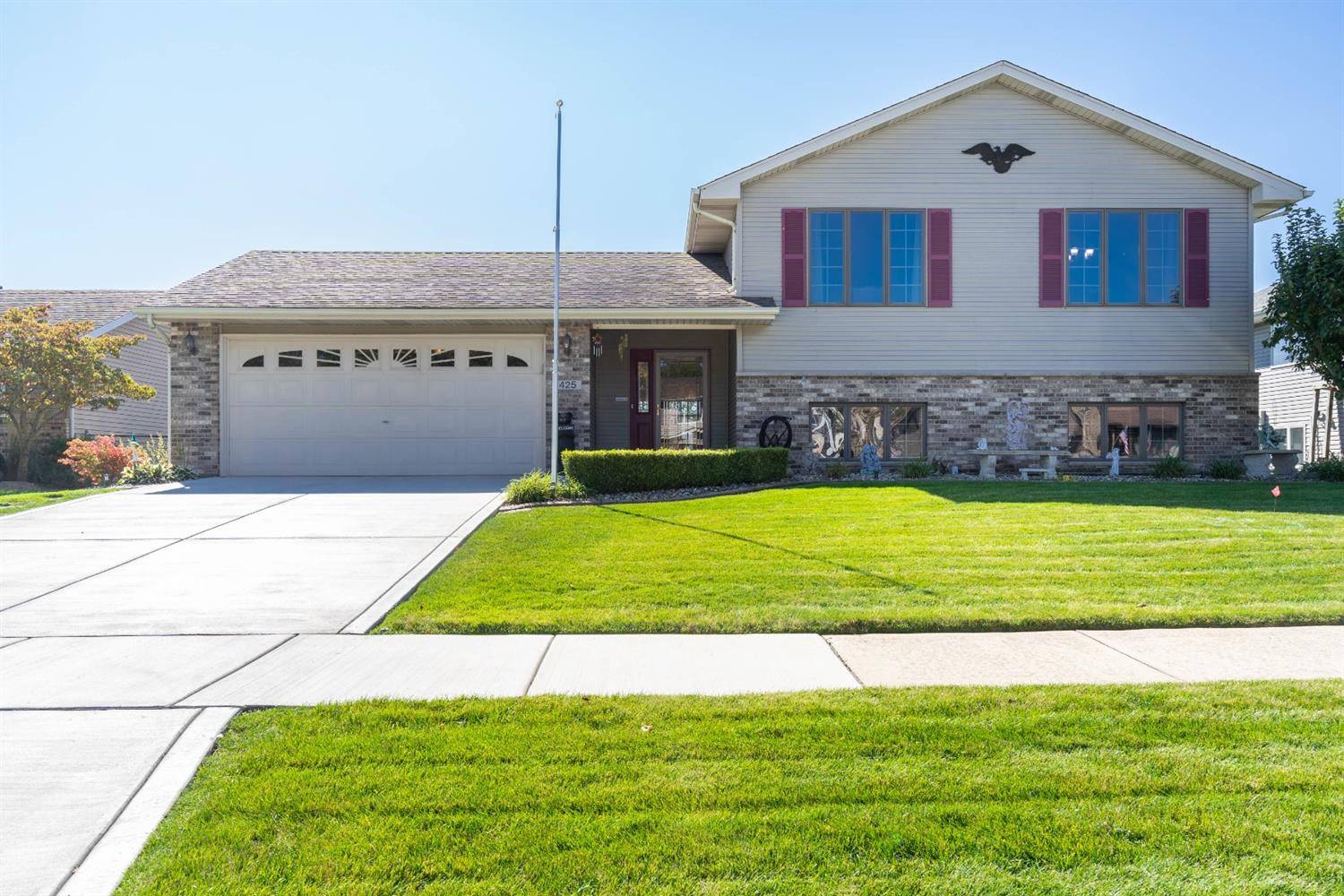 425 Siebert DR,  Schererville,  IN 46375