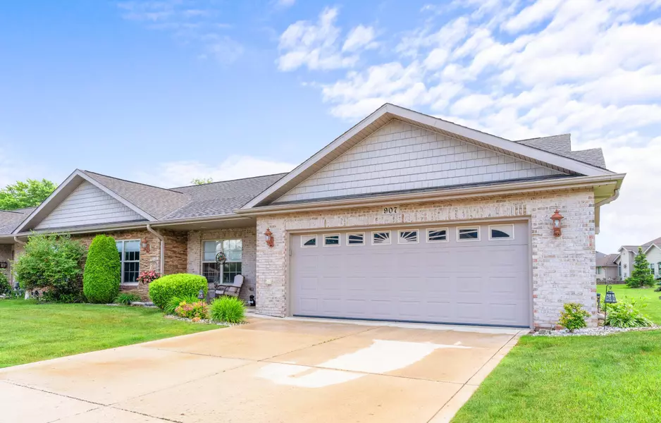 907 Veterans LN, Crown Point, IN 46307