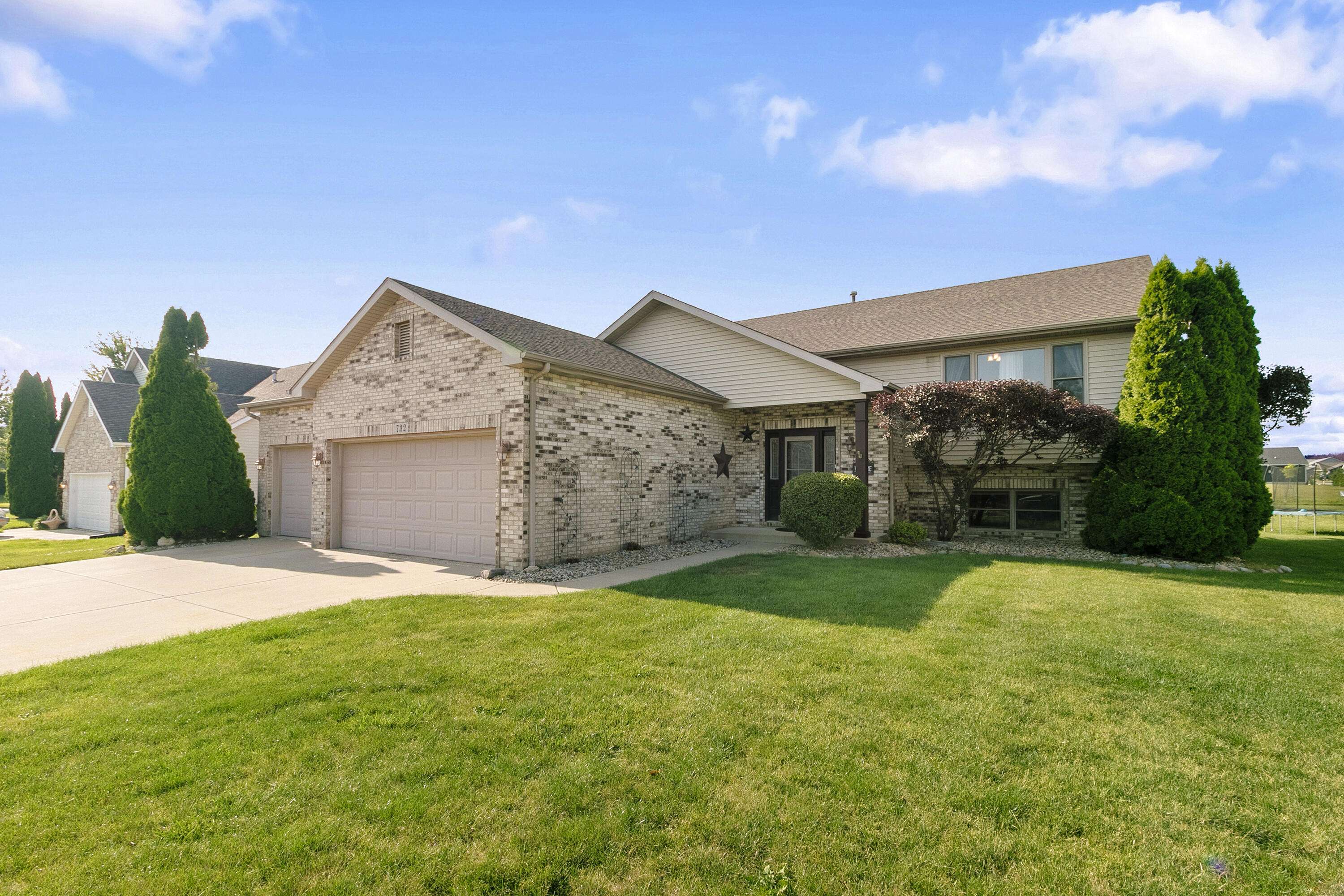 732 Seminole DR, Lowell, IN 46356