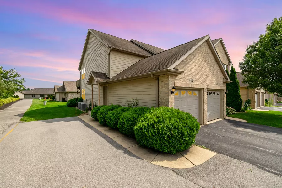 922 Veterans LN, Crown Point, IN 46307