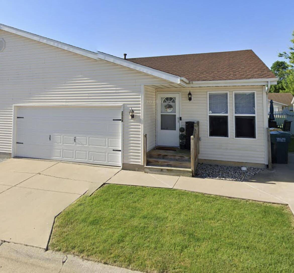 2504 Tea Rose DR, Valparaiso, IN 46383