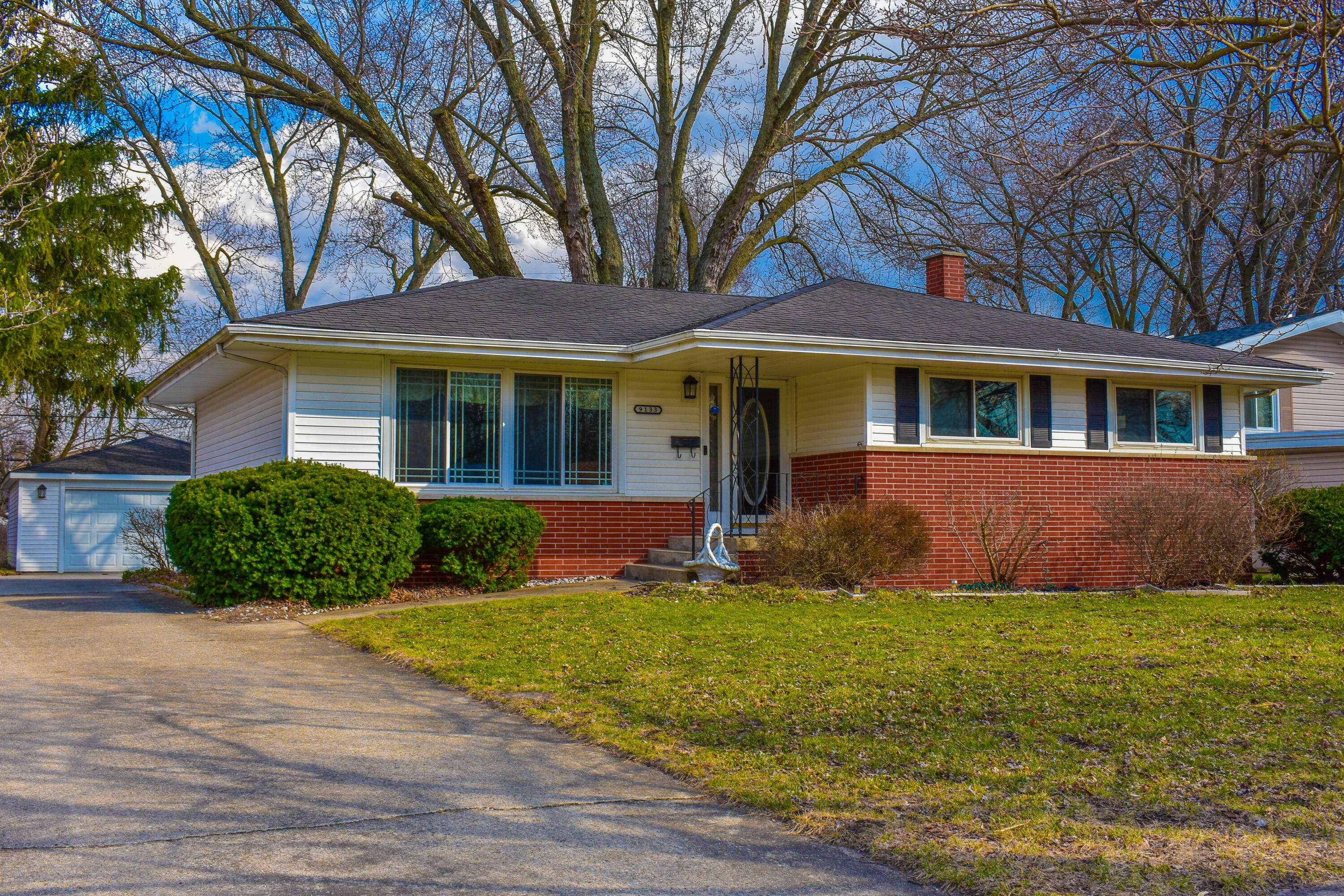 9133 Foliage LN, Munster, IN 46321