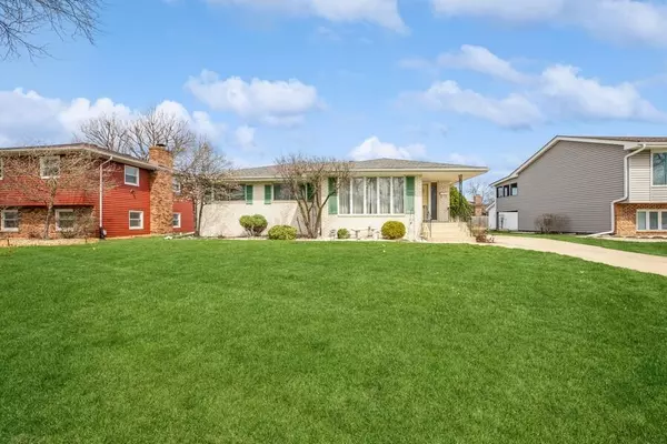 1821 Bluebird LN,  Munster,  IN 46321