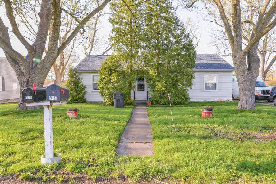 1016 W 38th PL, Hobart, IN 46342