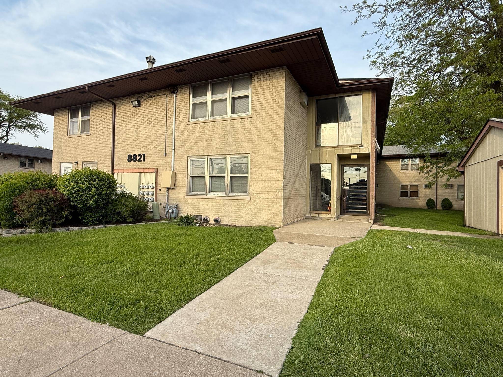 8821 Schneider AVE, Highland, IN 46322