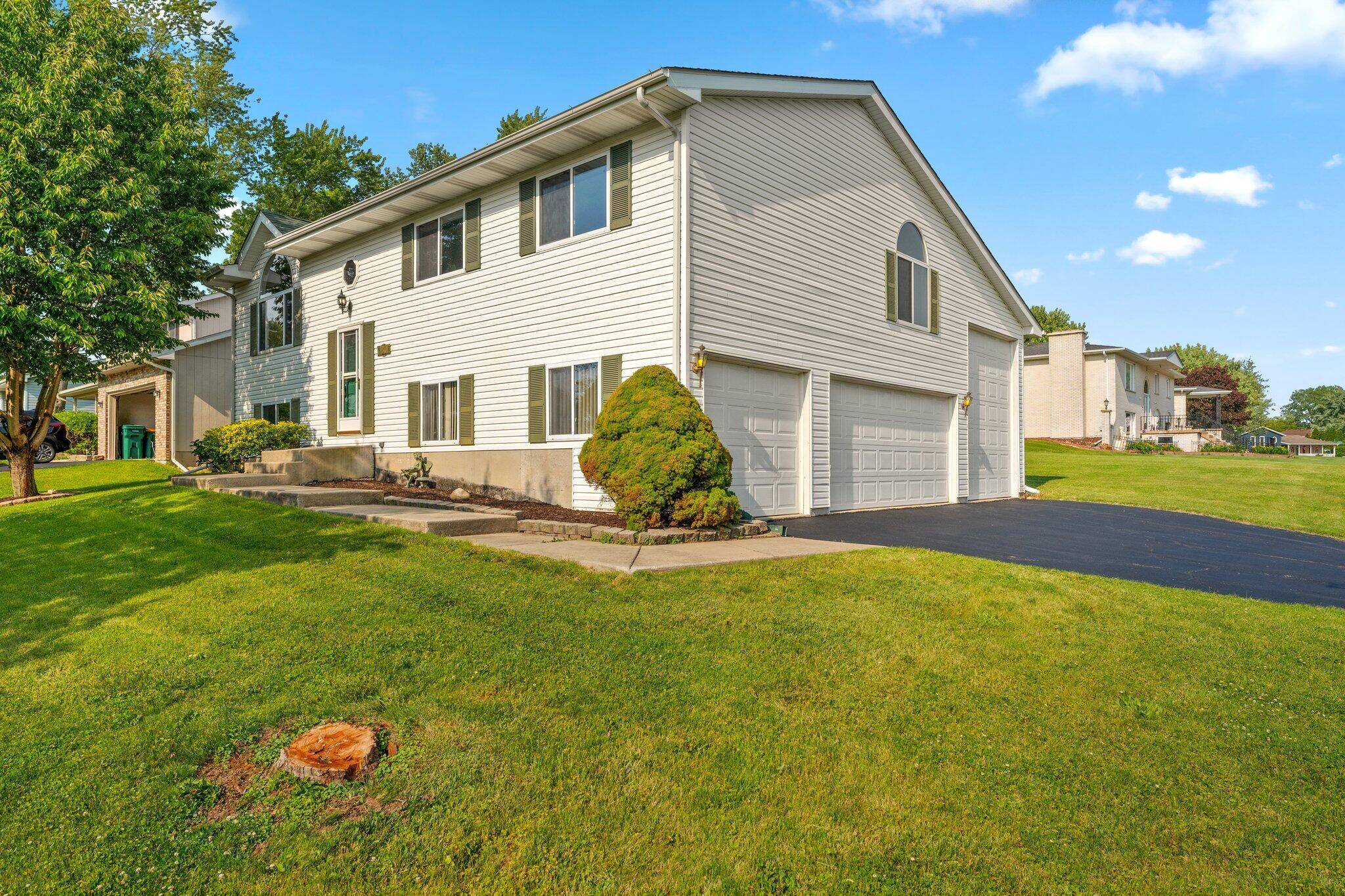 Crown Point, IN 46307,1807 Forest LN