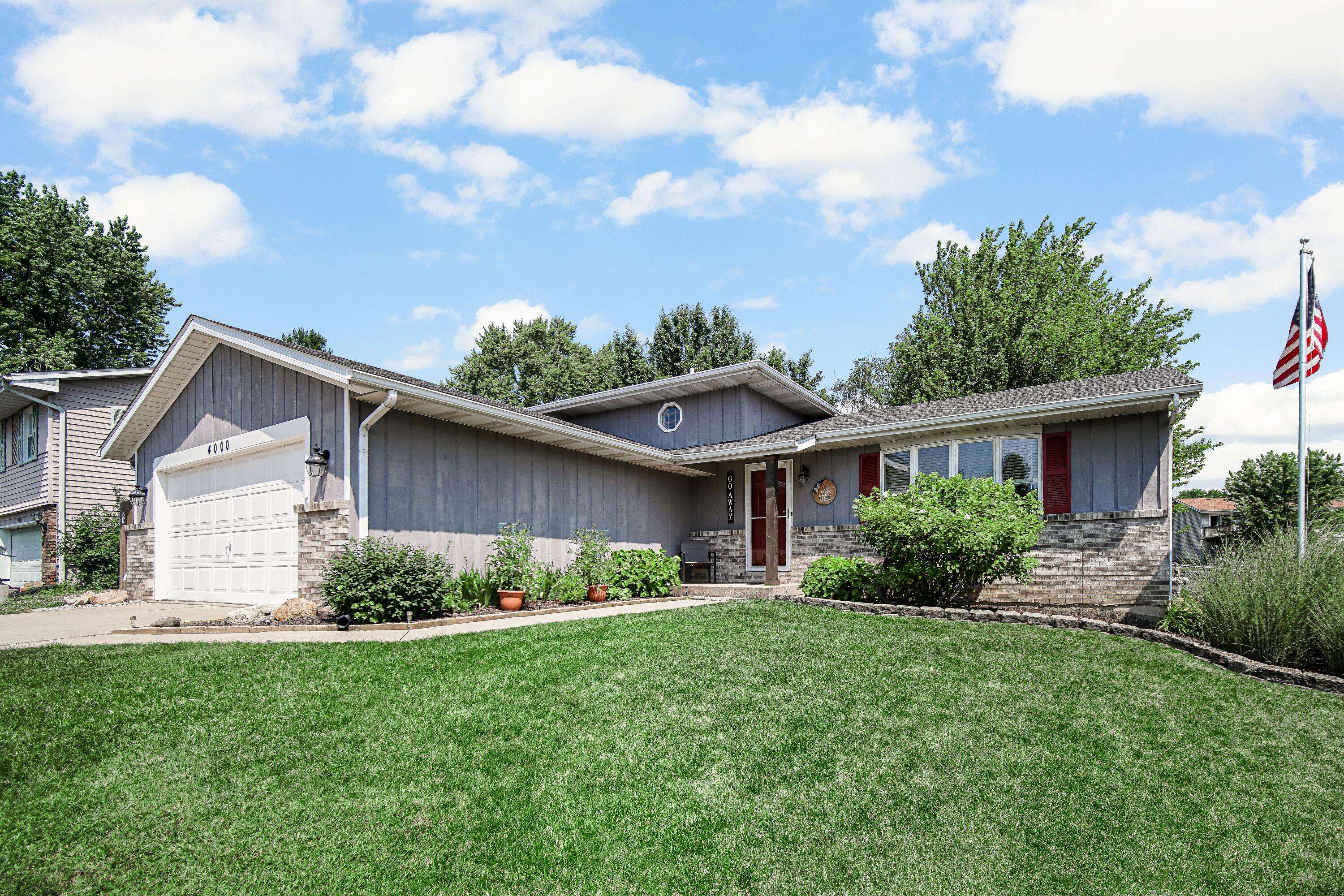 4000 Willowood CT, Crown Point, IN 46307
