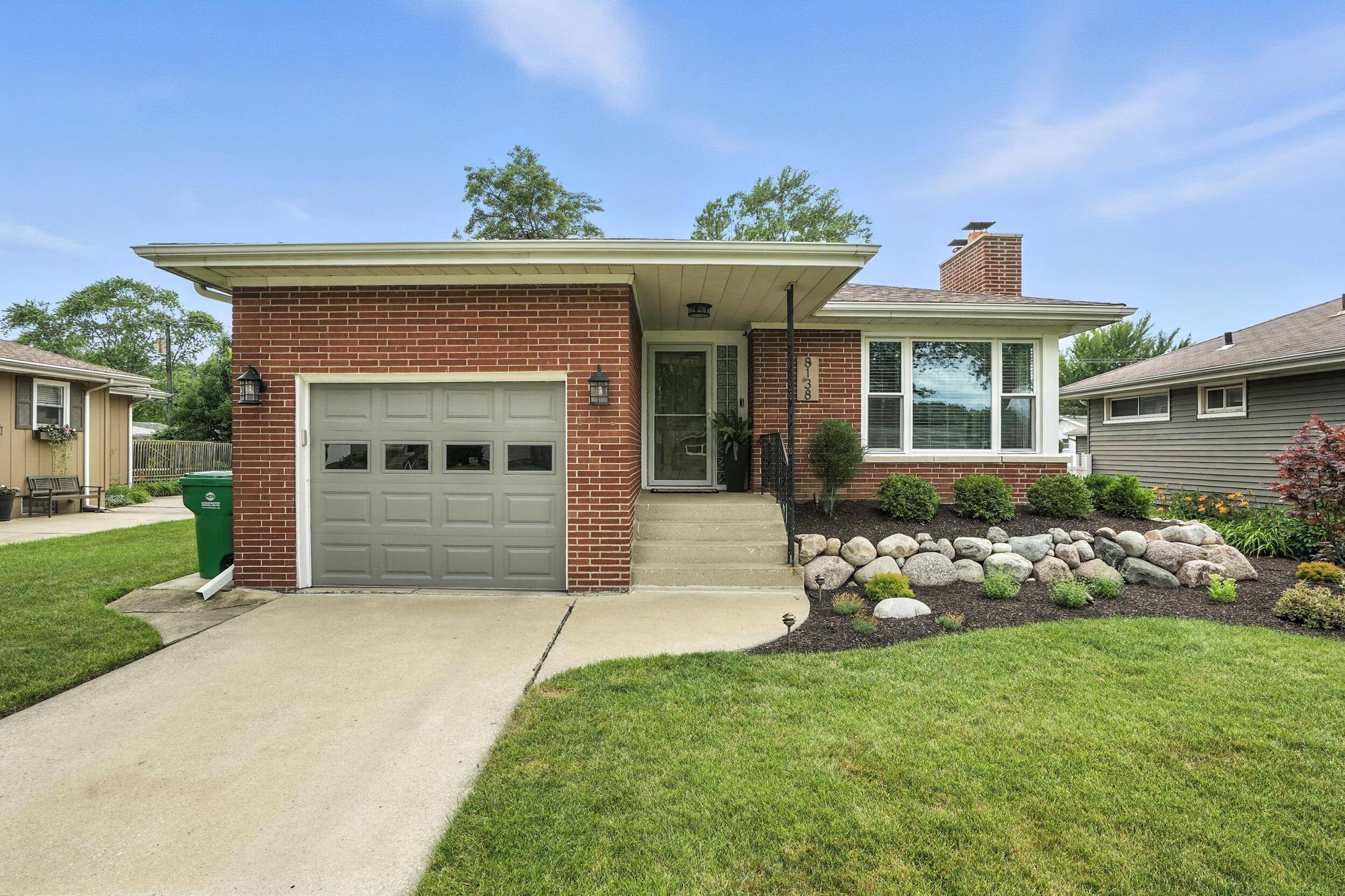 8138 Kooy DR, Munster, IN 46321