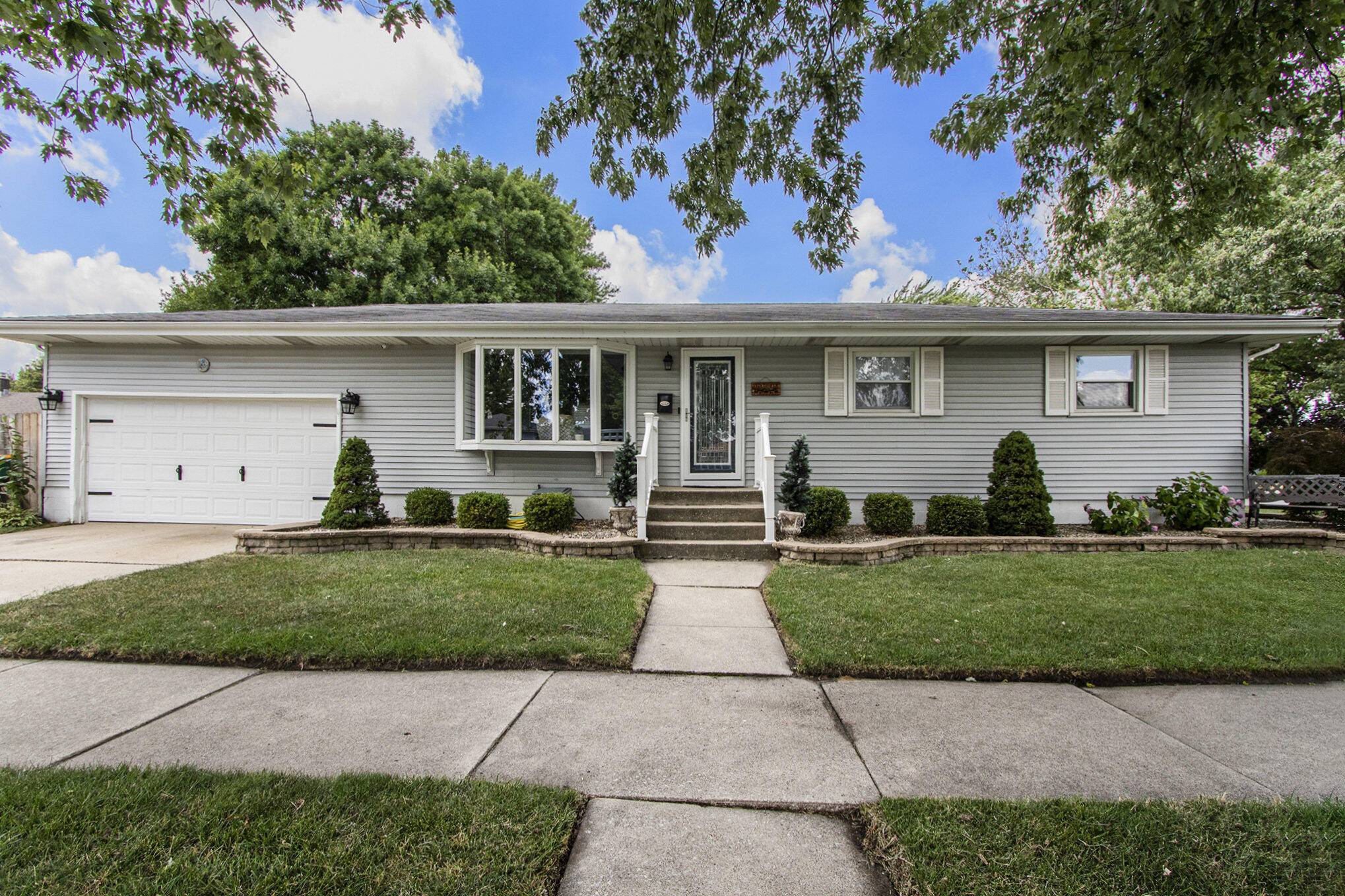 1924 Tulip LN, Munster, IN 46321