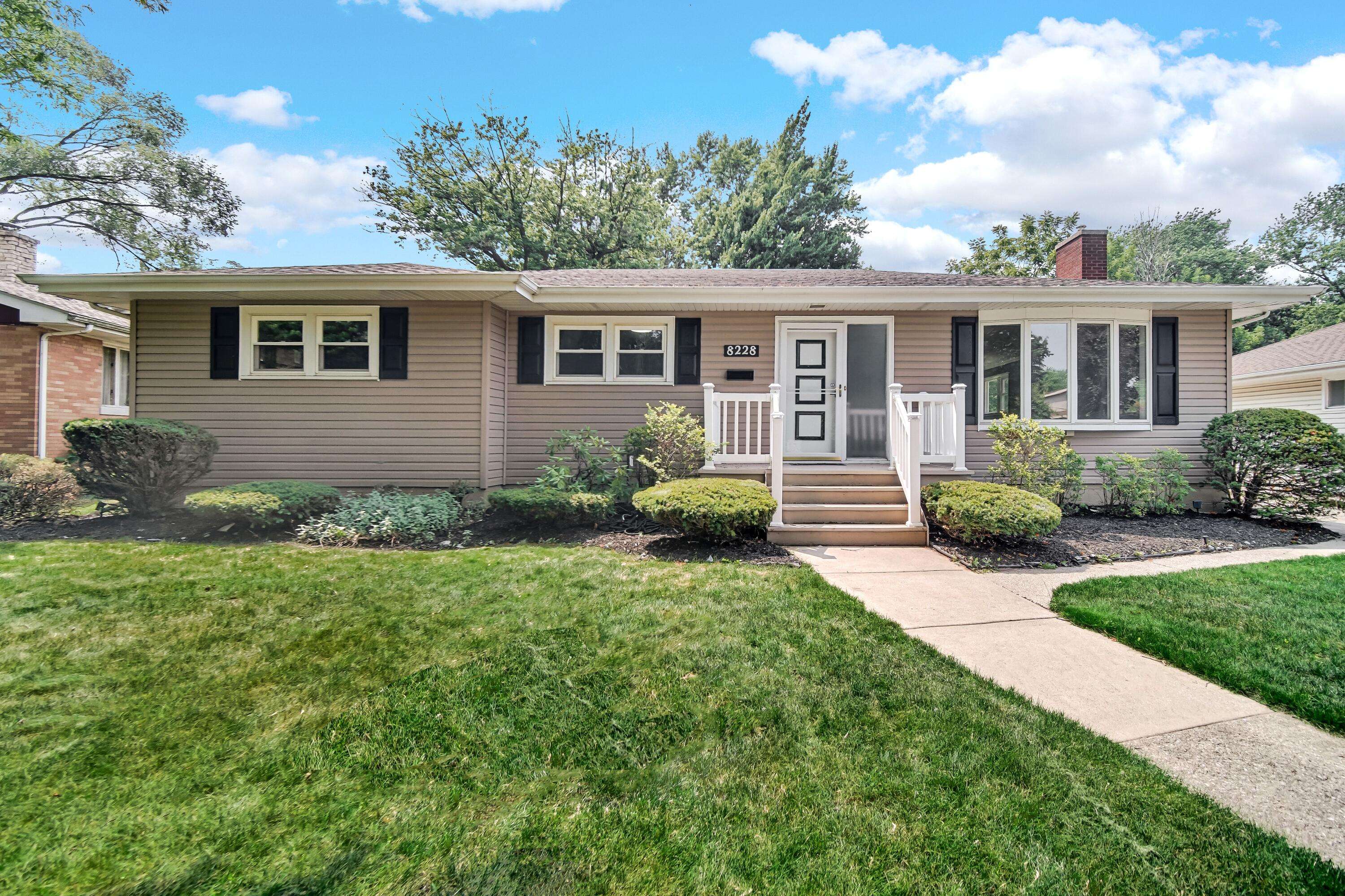 8228 Greenwood AVE, Munster, IN 46321