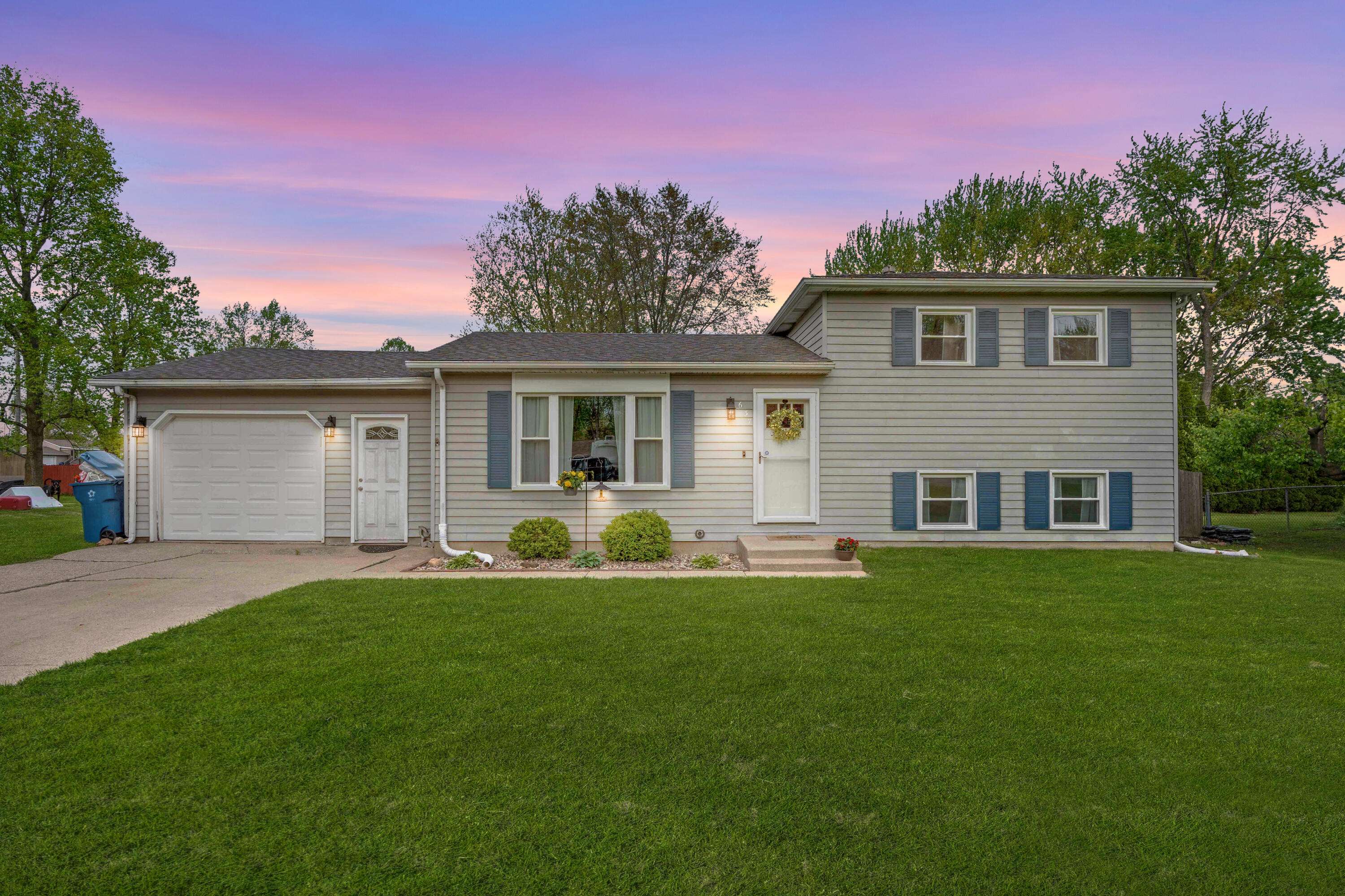 637 Joe Martin RD, Lowell, IN 46356