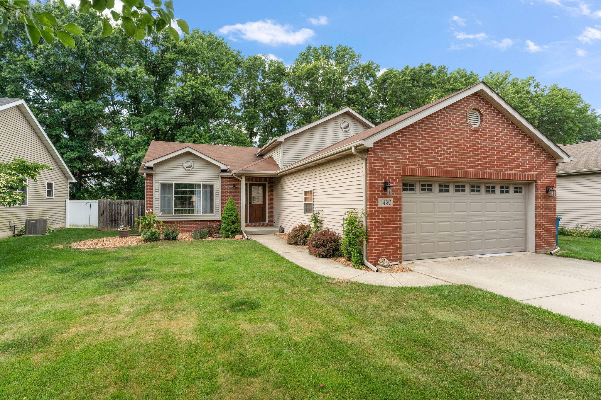 1450 Maximilian DR, Chesterton, IN 46304