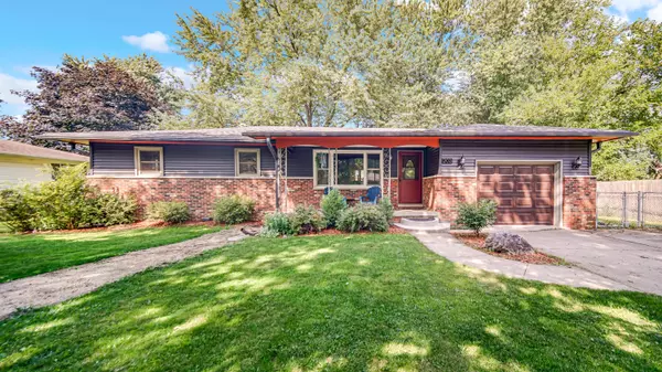 203 Cherokee DR, Lowell, IN 46356