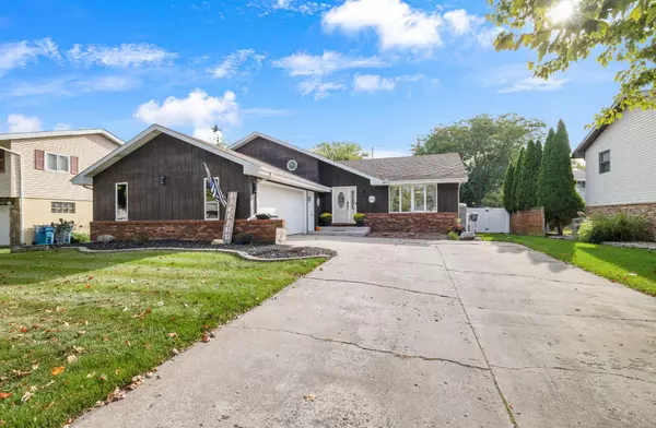 8355 Blaine PL, Crown Point, IN 46307