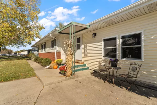 Demotte, IN 46310,513 Almond ST