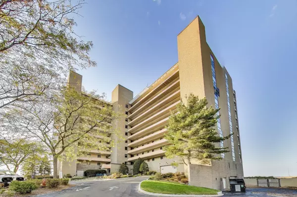 100 Lake Shore DR #806, Michigan City, IN 46360