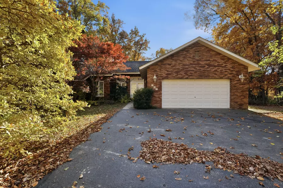 440 Woodland Estates DR, Valparaiso, IN 46385