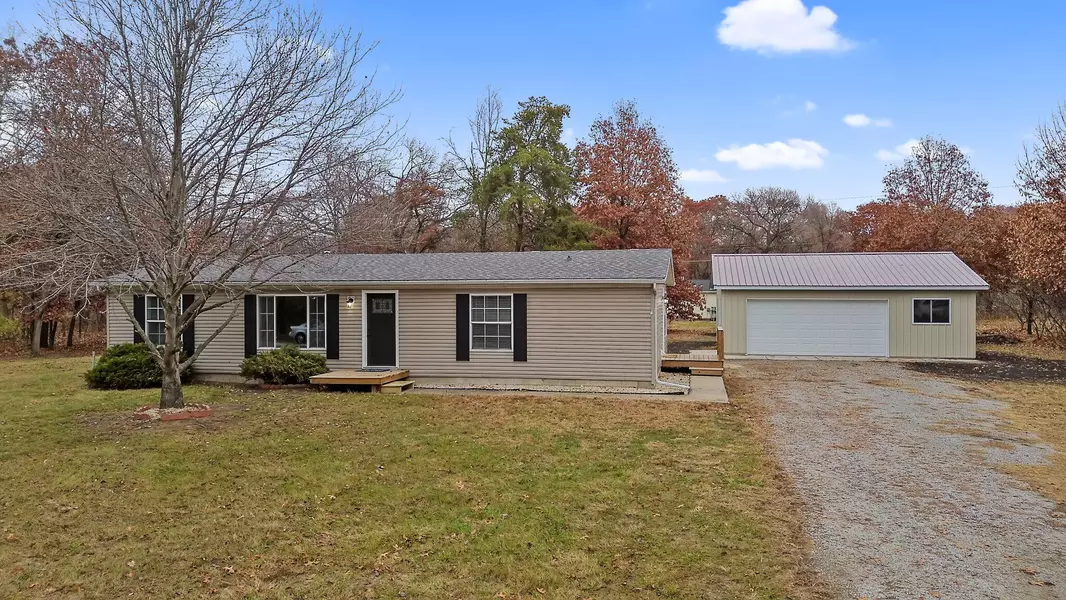 9691 N Ahlgrim ST, Demotte, IN 46310