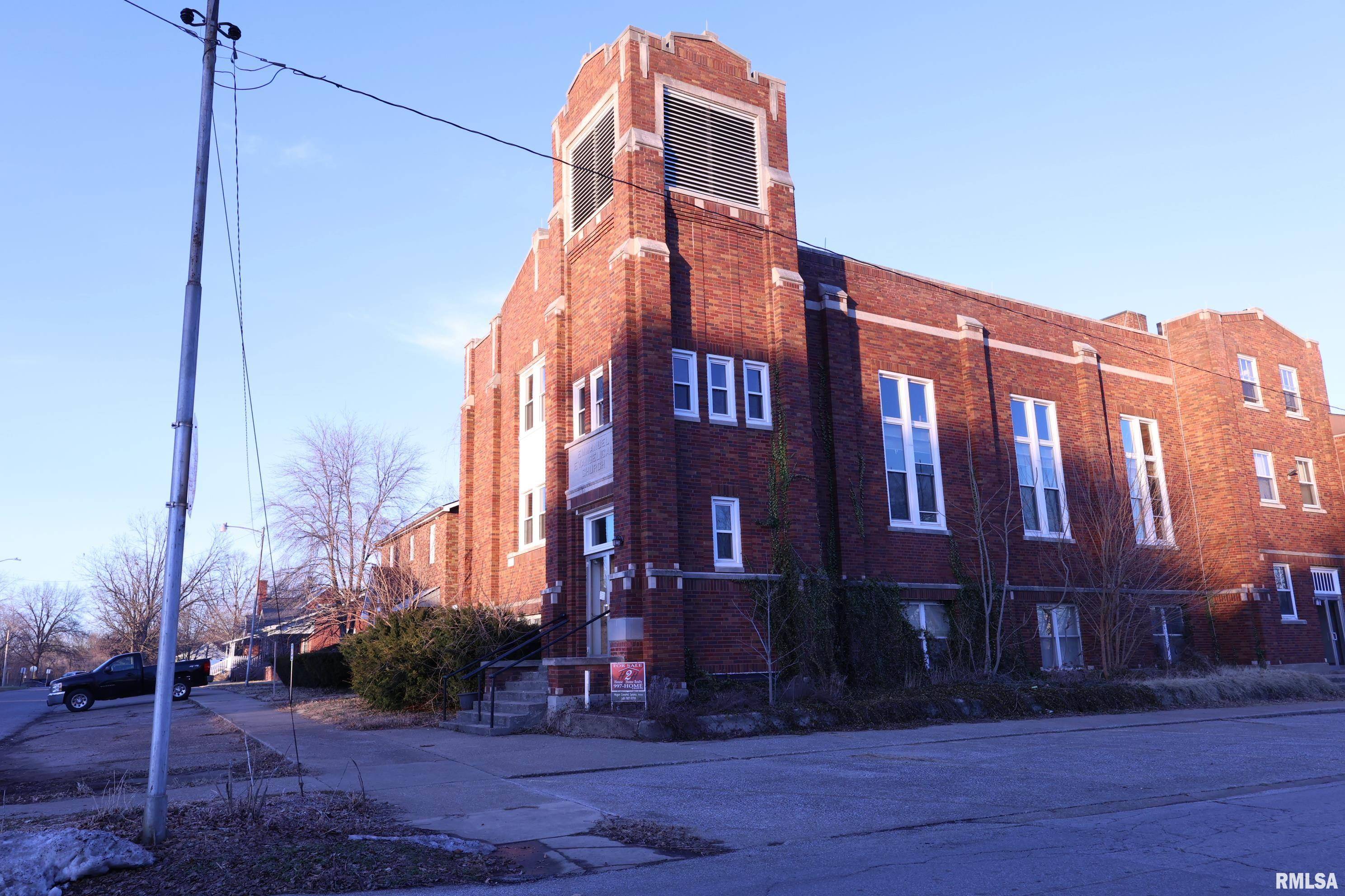 700 S 3RD ST, Carmi, IL 62821