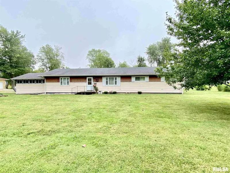 112 N WILSON ST, Girard, IL 62640