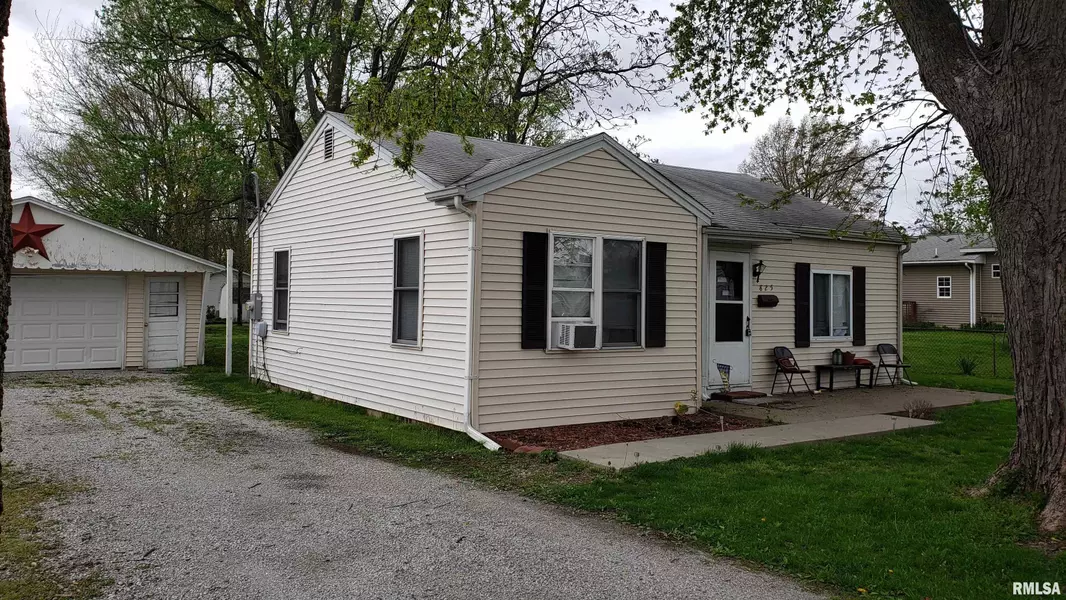 825 N SILVER ST, Taylorville, IL 62568