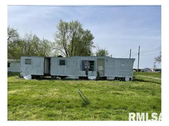 215 E MONROE ST, Girard, IL 62640