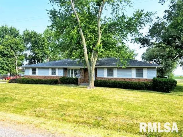 210 W MADISON ST, Greenview, IL 62642