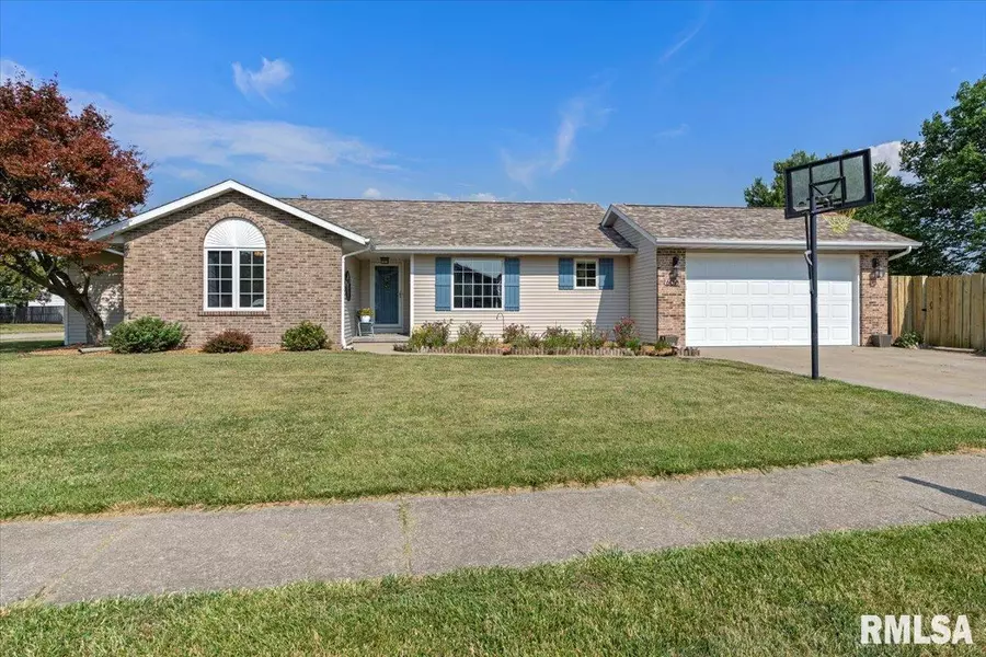 600 Dewberry TRL, Chatham, IL 62629