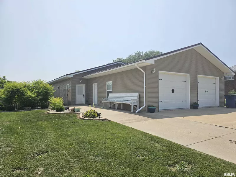 155 W 3RD AVE, Woodhull, IL 61490