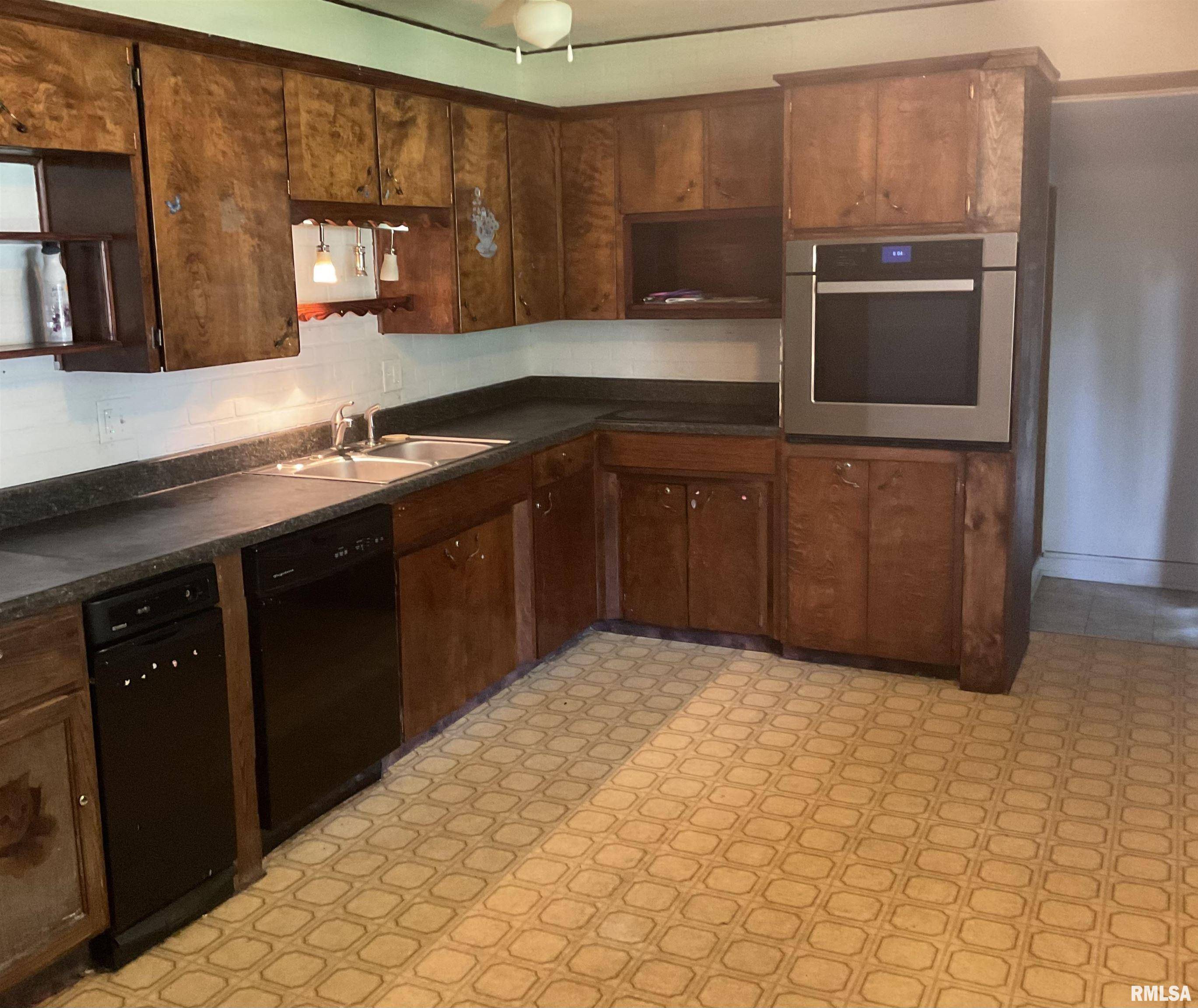 Galesburg, IL 61401,839 LOCUST ST