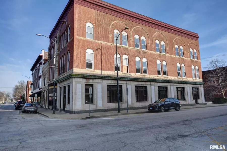 100 E MARKET ST #102, Taylorville, IL 62568