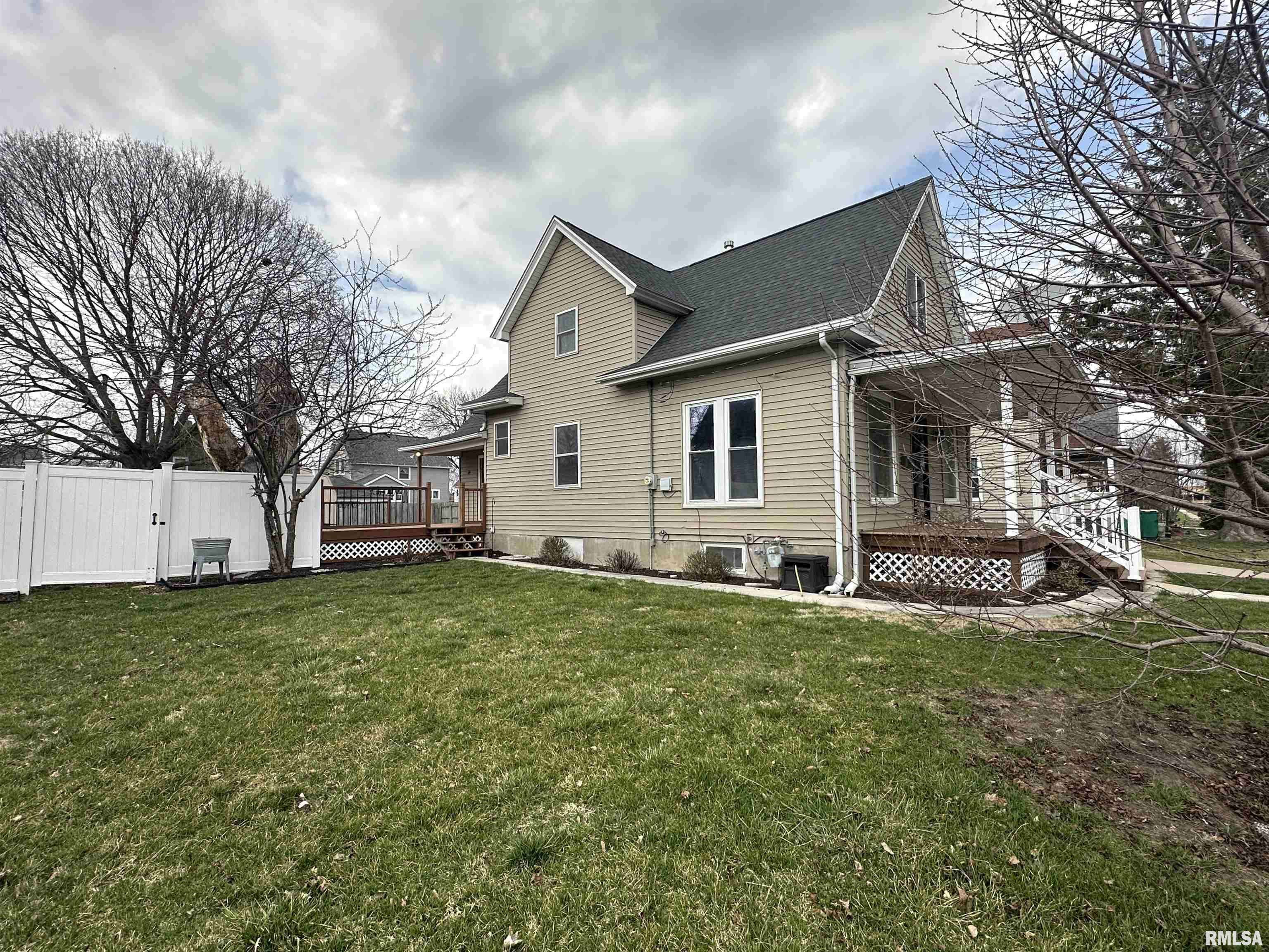 Galesburg, IL 61401,572 CLARK ST