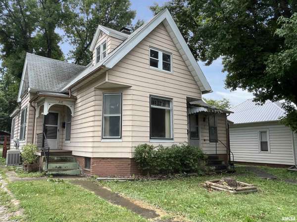 218 E PARK ST, Taylorville, IL 62568