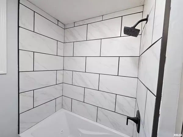 Pleasant Plains, IL 62677,213 E 3RD ST