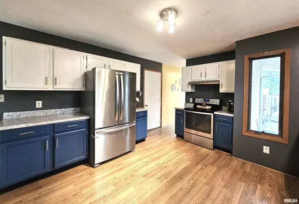 Pleasant Plains, IL 62677,102 W 4TH ST