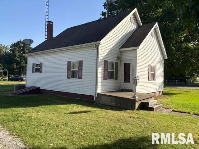 230 E CENTER ST, Girard, IL 62640