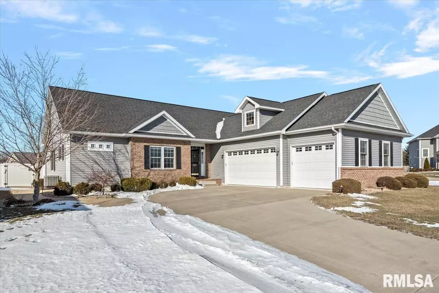 305 BURR OAK DR, Williamsville, IL 62693
