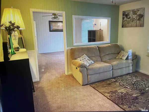 Girard, IL 62640,214 N HARRISON ST