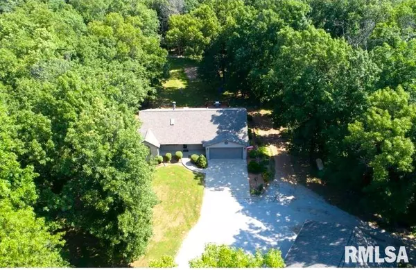 30622 HENRY RD, Girard, IL 62640