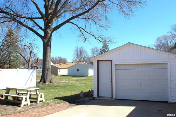 Galesburg, IL 61401,915 S WHITESBORO ST