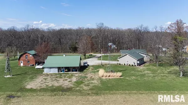 4544 Vermundy RD Kinmundy, IL 62854