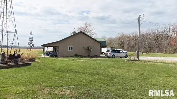 4544 Vermundy RD Kinmundy, IL 62854